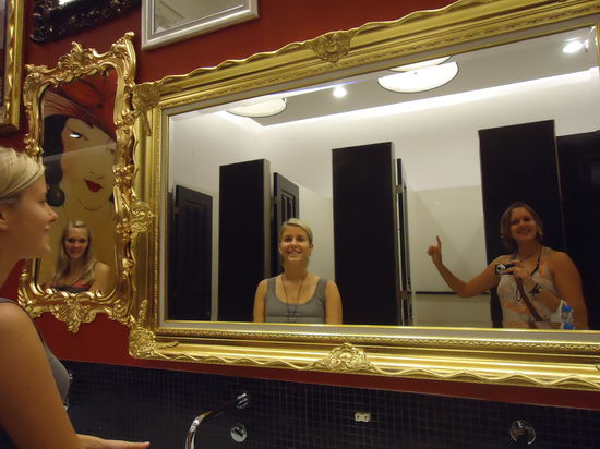 im Terminal 21, das ist ein ganz neues und modernes Shopping Center, das besondere daran sind allerdings die Toiletten - jede Etage ist nach einem Land dekoriert und ausgestattet und so auch die Toiletten. Wir hatten unseren Spass und haben jede Toilette auf jedem Stockwerk uns angesehen 