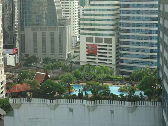 Blick aus unserem Zimmer auf einen Pool von einem anderen Hotel