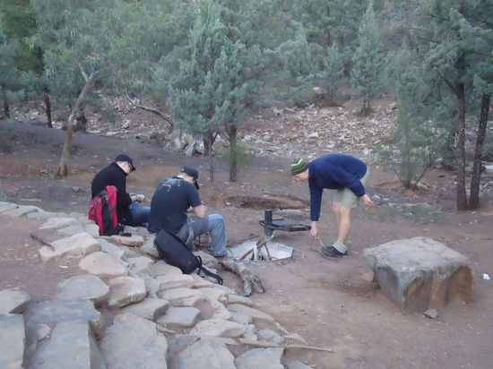 die Jungs beim Feuer machen   