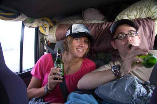 für die flüssige Nahrung ist bei uns auch immer bestens gesorgt! ach ja und der Grund warum ich diese Mütze trage: Die haben wir beim Bierkauf alle gratis dazu bekommen und die setze ich mir nun immer auf wenn ich paar Tage mal wieder keine Dusche habe...