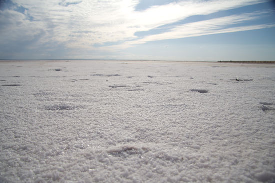 der weite flache Salzsee Lake Eyre