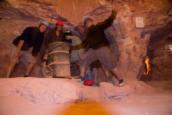 in einer alten Mine mit tollen farbigen Helmen 