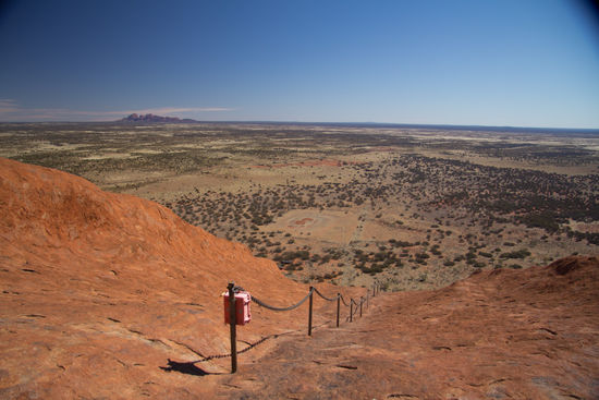 im Hintergrund sieht man die Olgas!