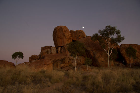Devil's Marbles bei Abenddämmerung mit Mond