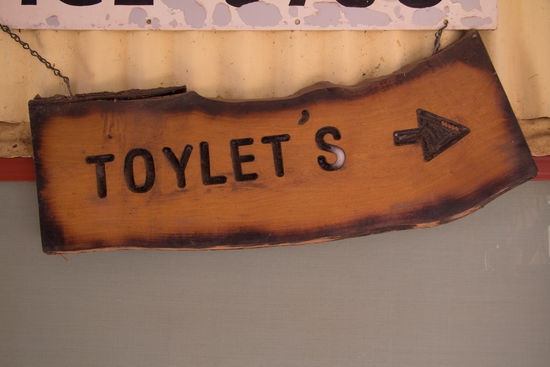 es hängen viele lustige Schilder dort 