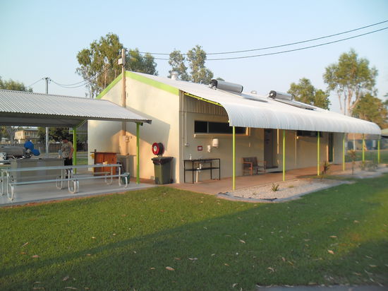 die Sanitäranlagen mit BBQ Stelle davor