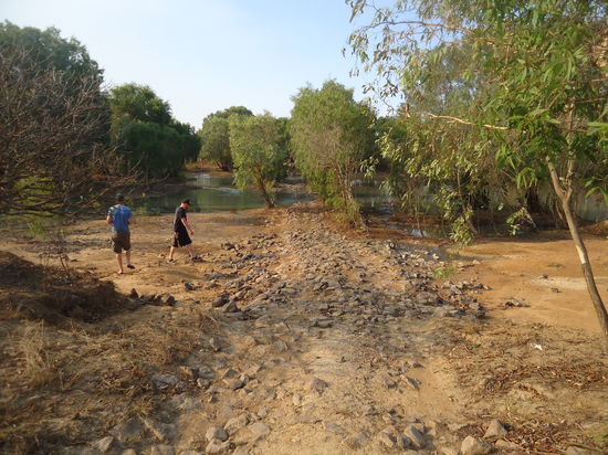 Straße mit Flussdurchquerung