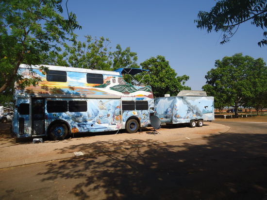 man sieht ab und an schon ziemlich abgefahrene Wohnmobile bzw. hier eher ein Haus auf Rädern.. 