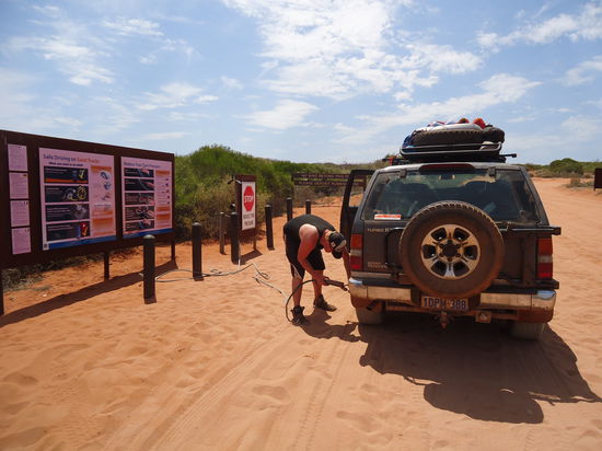 schön die Luft raus lassen, sonst kommt man da nicht durch!