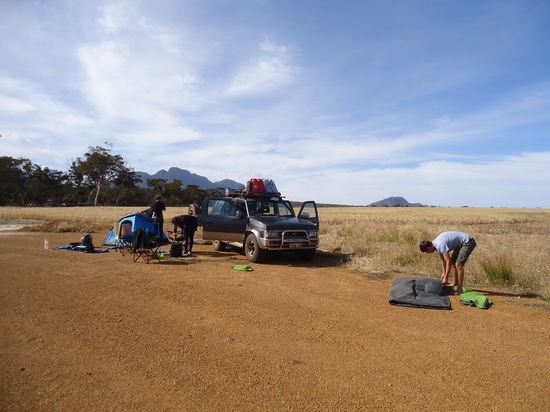 Campspot neben Feld vor den Ranges