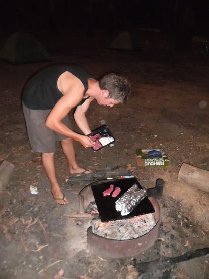 und abends Kängurusteak wie sichs gehört über der Feuerstelle 