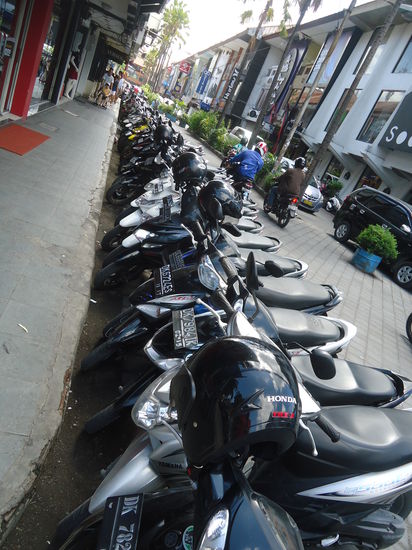 Roller, Roller und noch mehr Roller!! Ein schlimmer Verkehr in Kuta!