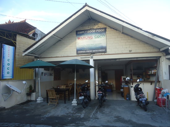 meine Unterkunft von außen, hinten durch die Türe gelangte man in den Bereich mit den Singlebetten - weiß bis jetzt noch nicht wo der andere Bereich sein soll 