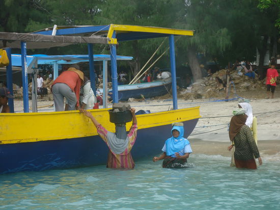 die Frauen müssen die schweren Steine schleppen...