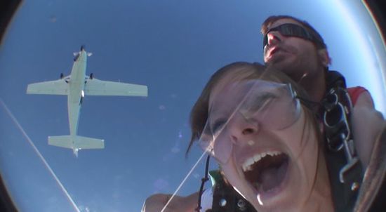 Das war dann wahrscheinlich eine Sekunde nach dem Sprung - man sieht noch das Flugzeug über uns! Hier war mein Schrei auch noch aus Panik...