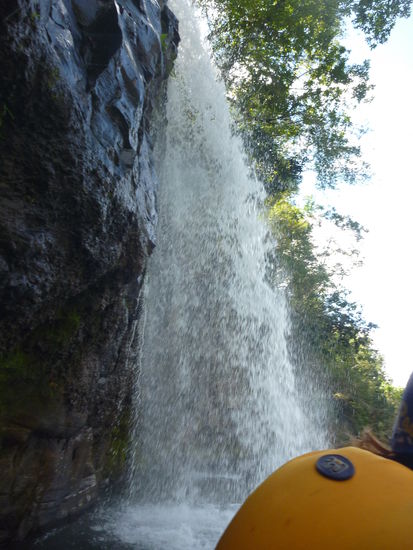 Das war der Wasserfall durch den wir gefahren sind...!
