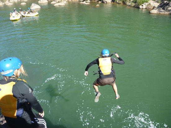 Jihaa mein Sprung vom Felsen 