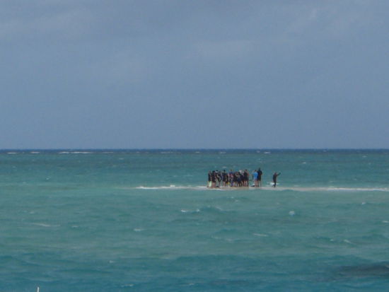 Das sieht so geil aus finde ich! Wie die alle drauf gepasst haben und dass die Insel nicht untergegangen ist, frag ich mich heut noch...