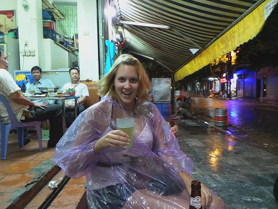 Im Regenponcho mit Bia Hoi Hanoi (bier vom Fass)