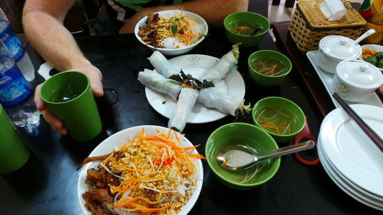 Das war das Essen in einem dieser durch und durch einheimischen Schuppen - aber sehr lecker! Frische fruehlingsrollen und in der Schuessel Schwein mit Reisnudeln und Erdnuessen 