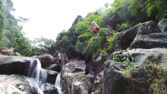 Gareth beim Klippenspringen