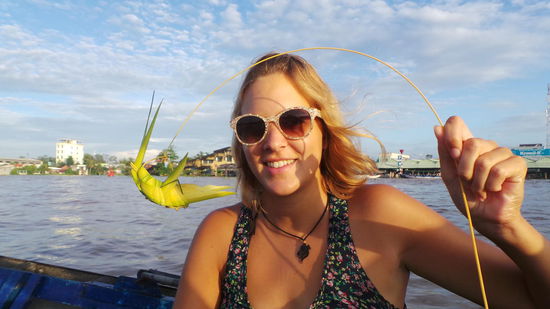 unterwegs bastelte unsere Bootsführerin uns coole Sachen aus Palmblättern 