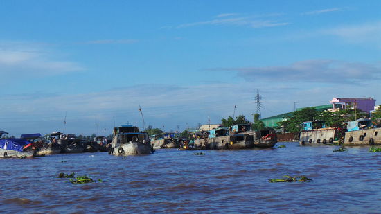 der ca riang floating market