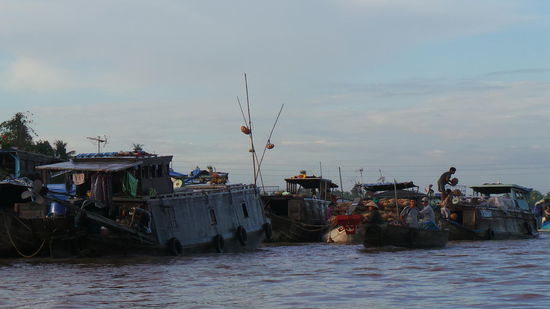 auf diesem Boot gibts Kürbis - oben hängts am Stecken zum erkennen!