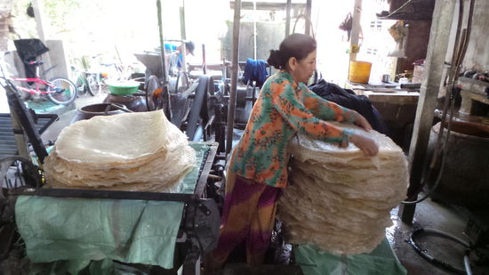 das ist schon der fertig getrocknete Reisfladen der dann nur noch durch den Nudelschredderer kommt -und fertig!