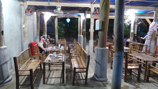 unser "Homestay" ; in dieser Gegend lebten die meisten in sogenannten "stilthouses", also auf Stelzen.