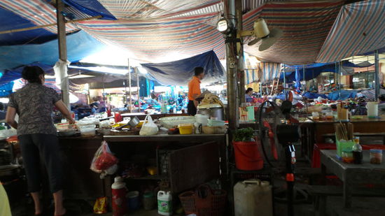 das hier ist in Dien Bien auf einem Markt. Hier haben wir uns auch einfach hingesetzt und bekamen für weniger als ein Euro ne leckere Nudelsuppe zum Frühstück - konnten ihr dabei auch in ihrer Küche zuschauen... 