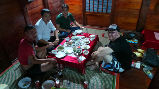 die wirklich sehr netten Vietnamesen! (wenn ihr genauer hinschaut, shet ihr auch die Wodkaflaschen  )