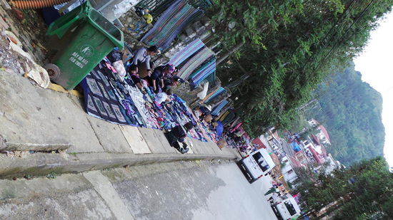 Die Dorfleute an ihrem Straßenstand...