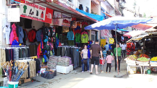 North Face und trekkingzeugs überall!