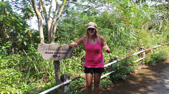 auf dem Weg hoch zu Fort Cannon - es ist ne wendige Straße und dann ist dort dieses Schild: vielleicht gefährlich, aber Hauptsache Daumen hoch
