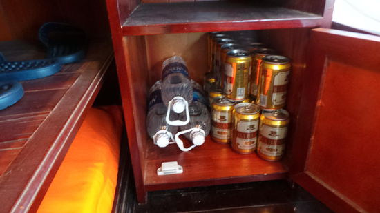 wir hatten vorgesorgt...  da wir gelesen hatten, dass die Getränke überteuert sind an Bord (bzw. für Vietnamverhältnisse und Backpacker..) kauften wir uns ein "paar" Dosen im Voraus - der Packen kostete 10 €  