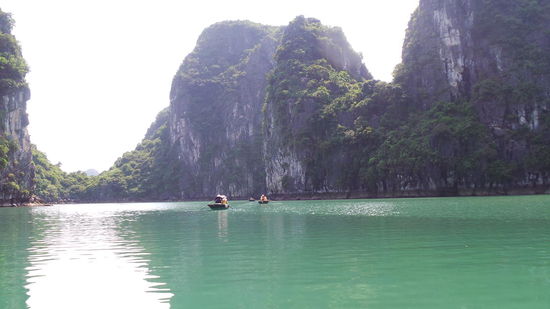 mit kleinen Booten zum Fischerdorf