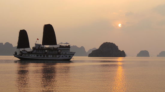 einfach herrlich, Sonnenuntergang und unser Boot ganz alleine in der Bucht!