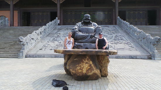 wir und der lächelnde Buddha