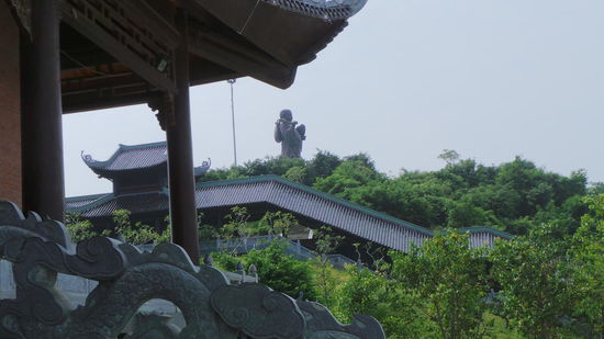 der große schwarze Buddha auf dem Berg