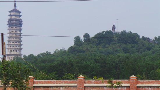 links wird ein Turm gebaut, rechts sieht man noch den schwarzen Buddha