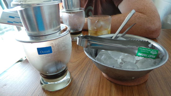 vietnamese coffee: oben das kännchen, unten tropfts rein und unterm Kaffee liegt schon die Kondensmilch bereit!