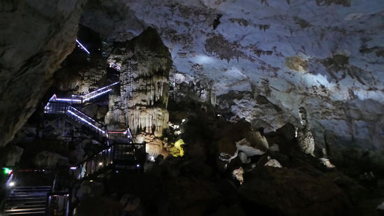 links das Treppengeländer das hinunter führt!