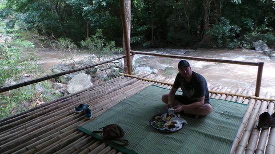 Mittagessen auf Bambusplattform neben Fluss