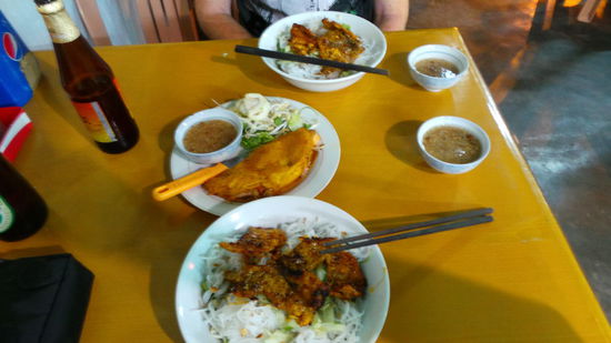 hier die Spezialitäten: in der Mitte der "Pfannkuchen" und in den Schüsseln Reisnudeln und Schweinefleisch!