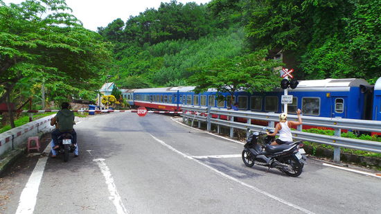 erst noch den Zug vorbeilassen...