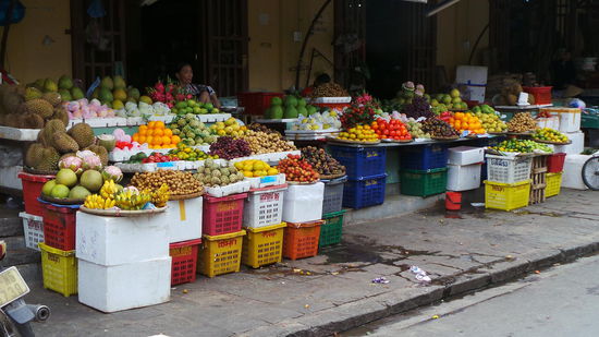 hier besuchten wir den Markt - frisches Obst!