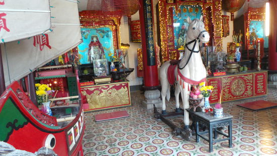 und drinnen steht meistens ein Boot, Pferd und paar kleine Buddhas