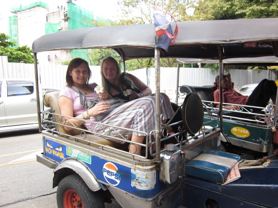 Eine TukTuk-Fahrt ist lustig, eine Tuktuk-Fahrt ist schöööön! - NiCHT! 
Es ist so bequem wie es aussieht 
