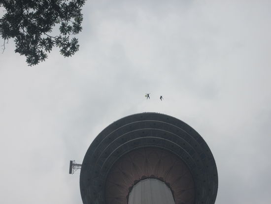 hier stande ich genau unter den Springern und man betet echt das der Fallschirm sich öffnen wird 